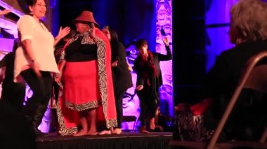 Çok etnik grup sahne dans