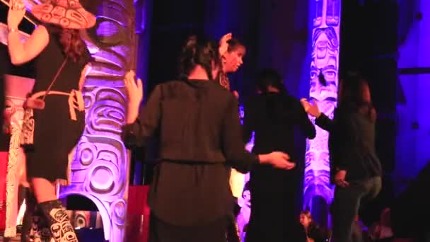 Артисты коренных народов танцуют со зрителями — стоковое видео