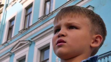 Üzgün şirin yalnız küçük çocuk