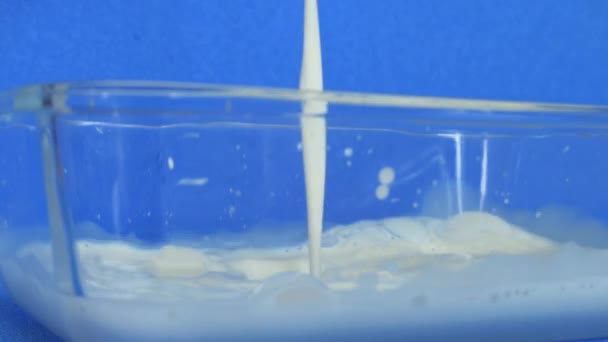 Скляна миска, наповнена молоком — стокове відео