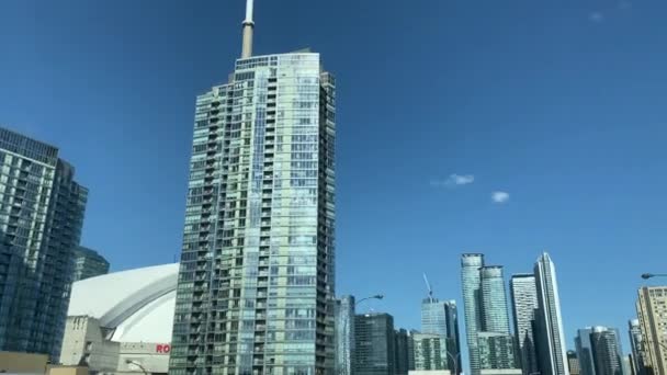 Toronto Canada moving shot modern épületek szeptember 2020 billenő CN Tower — Stock videók