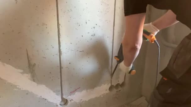 Homme travailleur électricien chassant béton mur constructeur équipement chantier de construction — Video