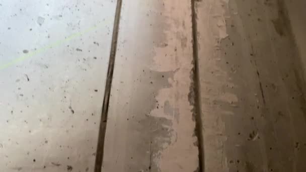 Dois dutos paralelos na parede de cimento perseguidos por furos de tomada de fios elétricos sem pessoas inclinar teto — Vídeo de Stock