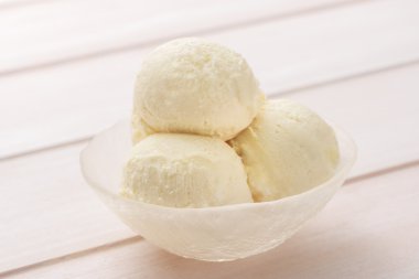 Soğuk, lezzetli süt vanilyalı dondurma