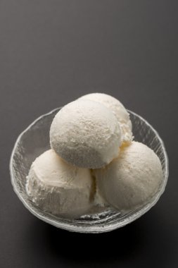 Soğuk, lezzetli süt vanilyalı dondurma