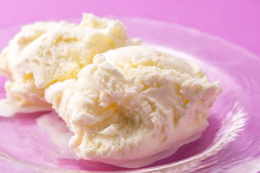 Soğuk, lezzetli süt vanilyalı dondurma