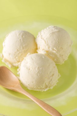 Soğuk, lezzetli süt vanilyalı dondurma