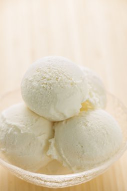 Soğuk, lezzetli süt vanilyalı dondurma