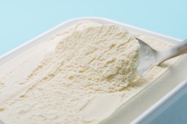 Soğuk, lezzetli süt vanilyalı dondurma