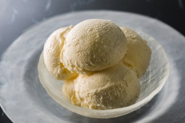 Soğuk, lezzetli süt vanilyalı dondurma