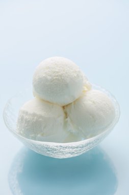 Soğuk, lezzetli süt vanilyalı dondurma