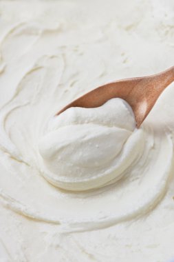 Soğuk, lezzetli süt vanilyalı dondurma