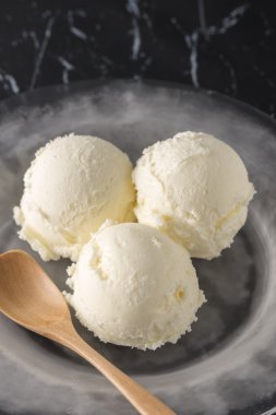 Soğuk, lezzetli süt vanilyalı dondurma