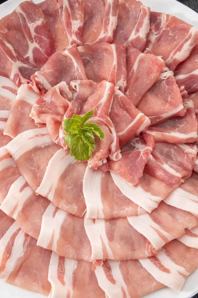 Πιατέλα κομμένο σε φέτες χοιρινού κρέατος — Φωτογραφία Αρχείου