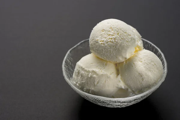 冷たい、美味しい牛乳バニラアイス クリーム — ストック写真