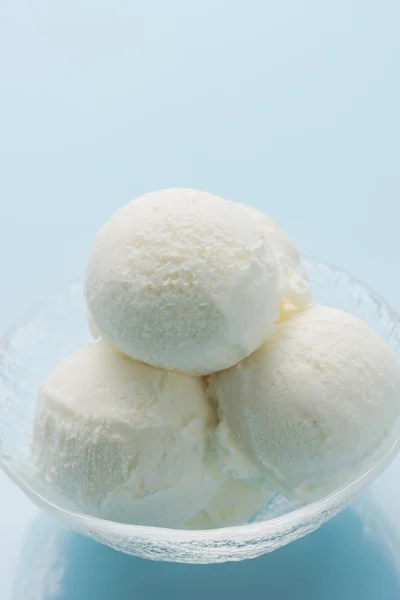 Γάλα κρύο, νόστιμο παγωτό βανίλια — Φωτογραφία Αρχείου