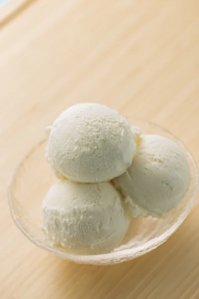 Γάλα κρύο, νόστιμο παγωτό βανίλια — Φωτογραφία Αρχείου