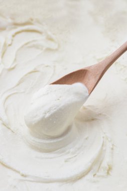 Soğuk, lezzetli süt vanilyalı dondurma