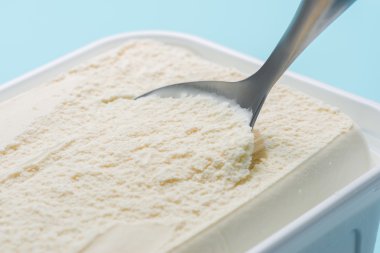 Soğuk, lezzetli süt vanilyalı dondurma
