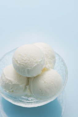 Soğuk, lezzetli süt vanilyalı dondurma