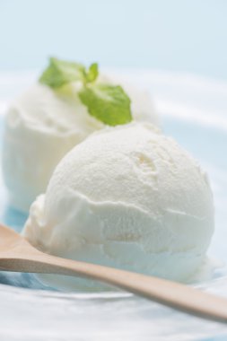 Soğuk, lezzetli süt vanilyalı dondurma