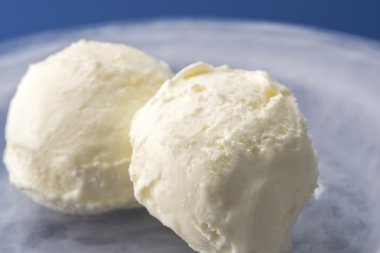 Soğuk, lezzetli süt vanilyalı dondurma