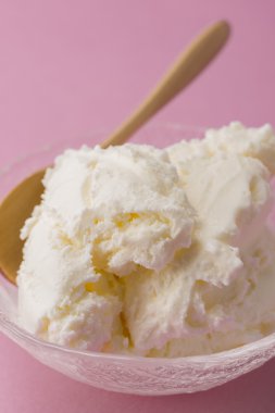 Soğuk, lezzetli süt vanilyalı dondurma