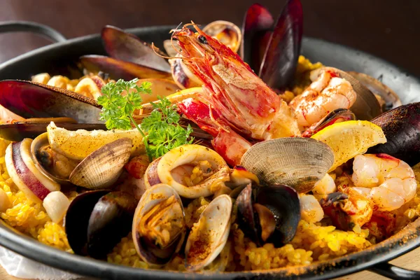 Paella rica y deliciosa es mariscos —  Fotos de Stock