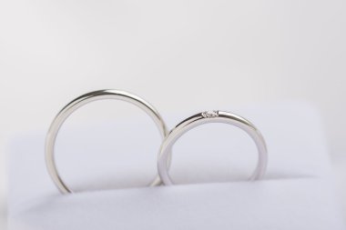 Alyans parlayan yaşam mutluluktur.