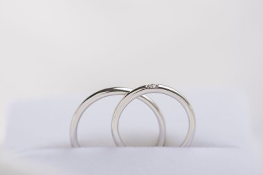 Alyans parlayan yaşam mutluluktur.