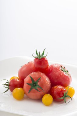 Taze domates ve mini domates bir fotoğraf.