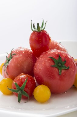Taze domates ve mini domates bir fotoğraf.