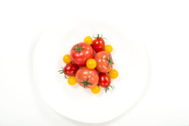 Taze domates ve mini domates bir fotoğraf.