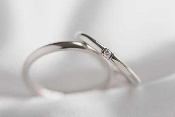 Brillante anillo de bodas es la felicidad de la vida . — Foto de Stock