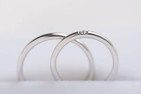 闪光的结婚戒指是一生的幸福. — 图库照片
