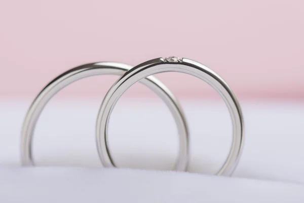闪光的结婚戒指是一生的幸福. — 图库照片