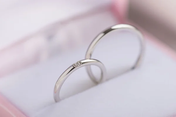 Brillante anillo de bodas es la felicidad de la vida . — Foto de Stock