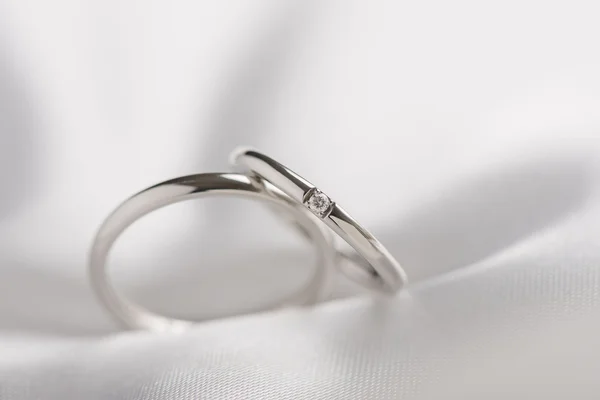 Λάμποντας δαχτυλίδι του γάμου είναι η ευτυχία της ζωής. — Φωτογραφία Αρχείου