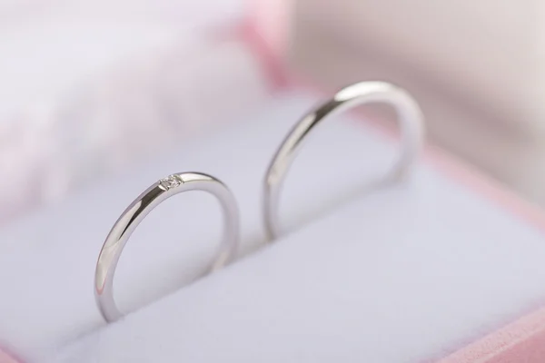 Brillante anillo de bodas es la felicidad de la vida . — Foto de Stock