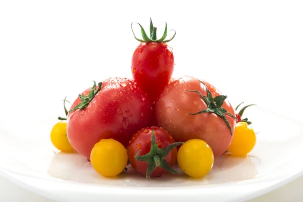 Es una fotografía de tomates frescos y mini tomates . —  Fotos de Stock