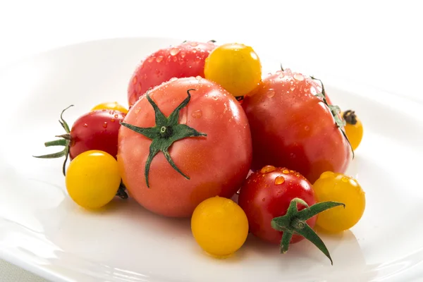 Es ist ein Foto von frischen Tomaten und Mini-Tomaten. — Stockfoto