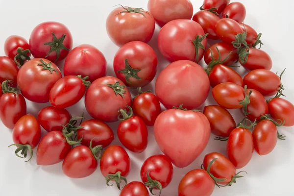 Это фотография свежих помидоров и мини-помидоров . — стоковое фото