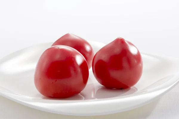 Taze domates ve mini domates bir fotoğraf. — Stok fotoğraf