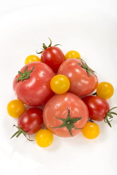 它是一张照片的新鲜的西红柿和小西红柿. — 图库照片
