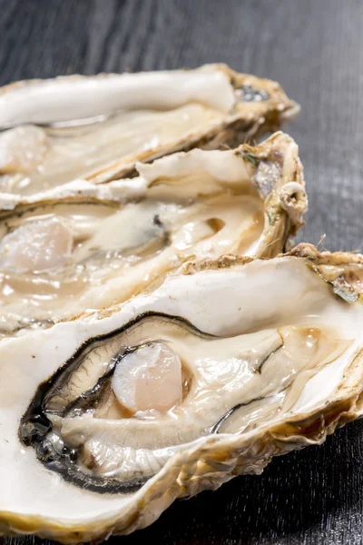 Råa ostron av fisk och skaldjur är mycket fräsch och god mat — Stockfoto