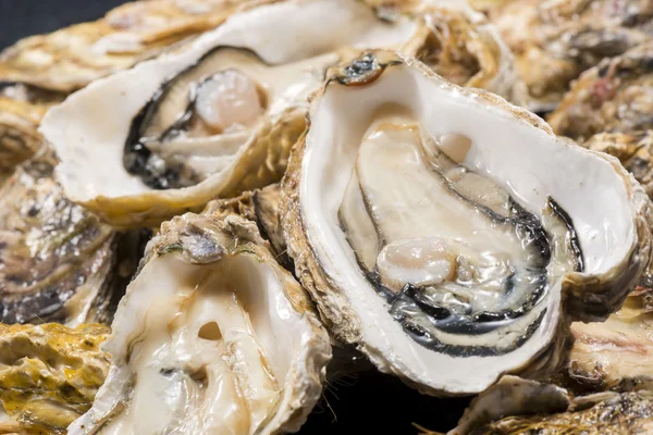 Huîtres crues de fruits de mer est un aliment très frais et délicieux — Photo