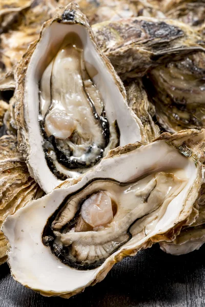 Nyers osztriga, a tenger gyümölcsei is nagyon friss és ízletes ételek — Stock Fotó