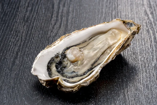 Ostras cruas de frutos do mar é comida muito fresca e deliciosa — Fotografia de Stock