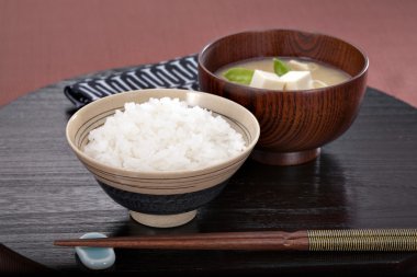 Japonya sabah pirinç ve miso çorbası