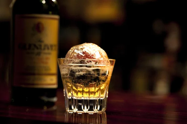 Whisky glas en teller bar — Stockfoto